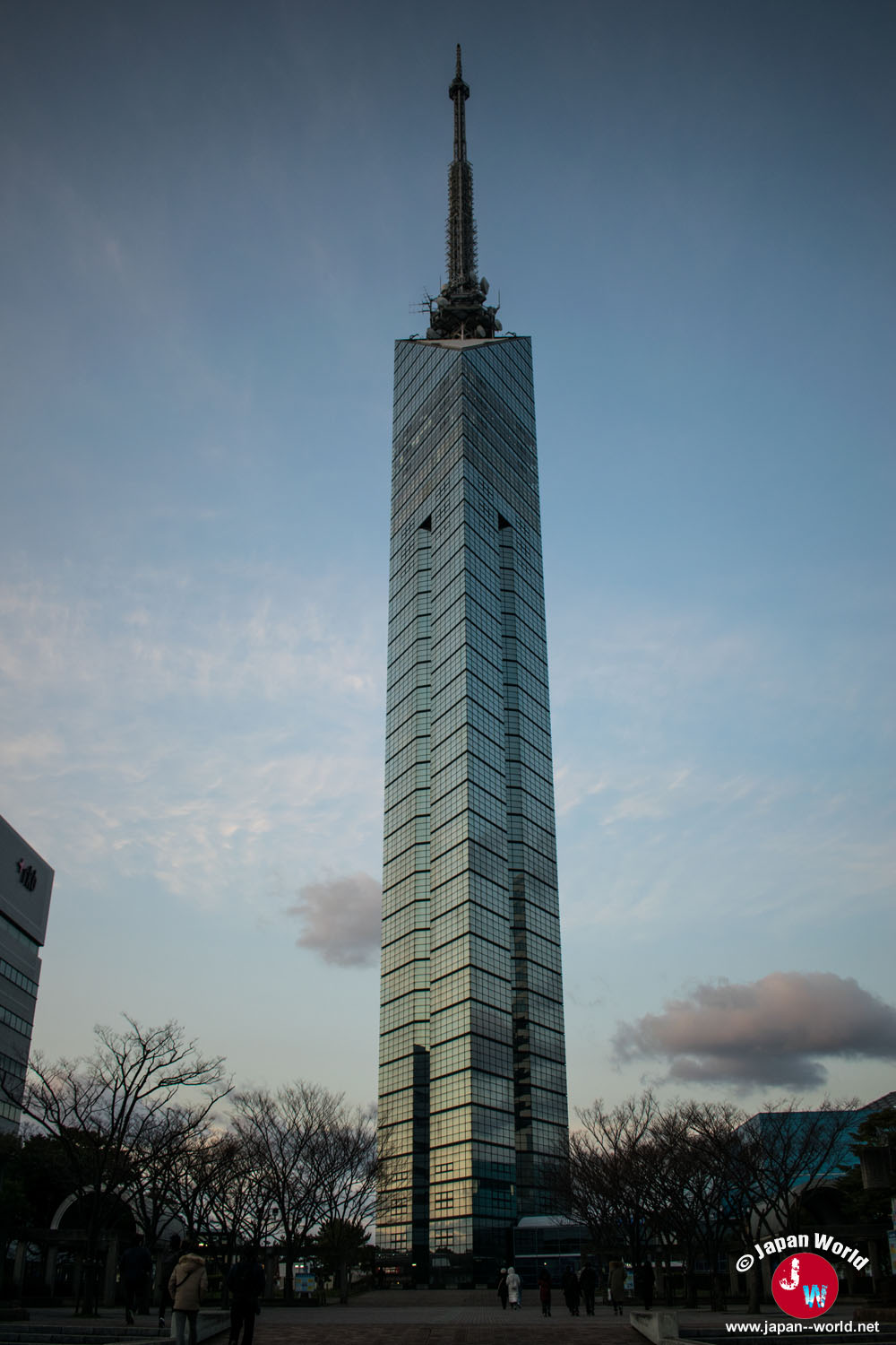 La Fukuoka Tower vue en entier depuis son parvis à Momochihama